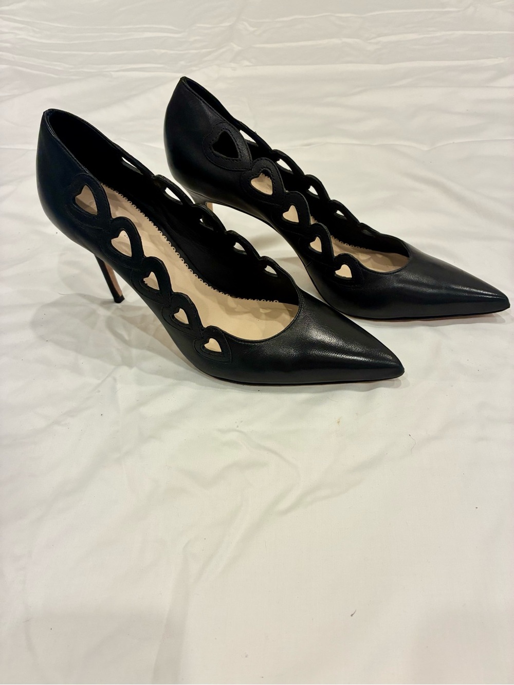 Cinq รก sept Black Heart-Cutout Pointed Toe Pumps